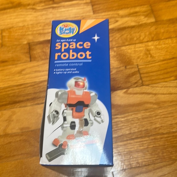 Kids Stuff - Space Robot with Light & Walks - Picture 8 of 9